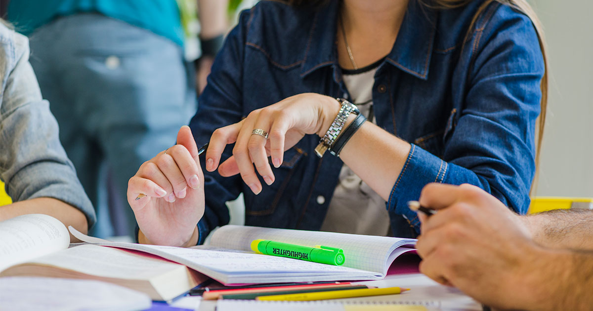 Mujer adulta estudiando en una mesa con libros, representando la evaluación en la educación 2x1 del Instituto Mercedes Lemus Zamora