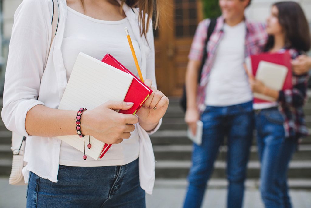 Estudiantes del Instituto Mercedes Lemus Zamora comprometidos con su futuro. Nuestro programa flexible permite a los adultos completar su enseñanza básica y media en menos tiempo.