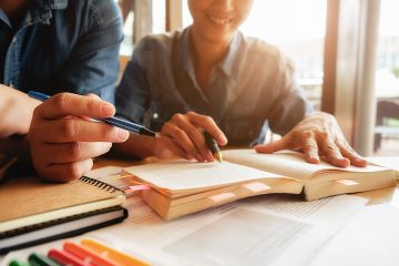 Adultos estudiando enseñanza media gratuita en el Instituto Mercedes Lemus Zamora en Quilpué.